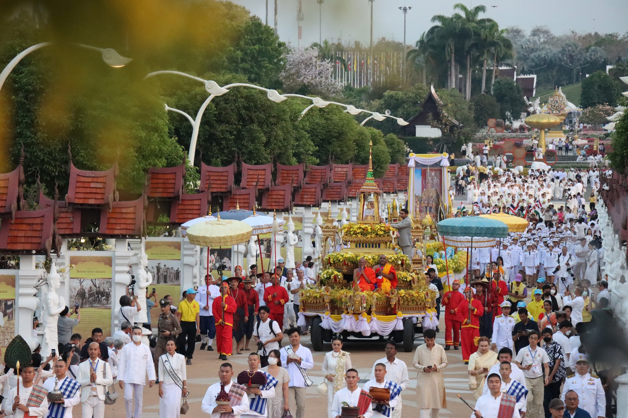 ภาพบรรยากาศพิธีอันเชิญพระบรมสารีริกธาตุและพระอรหันตธาตุของพระสารีบุตรและพระโมคคัลลานะ ภาพบรรยากาศพิธีอันเชิญพระบรมสารีริกธาตุและพระอรหันตธาตุของพระสารีบุตรและพระโมคคัลลานะ